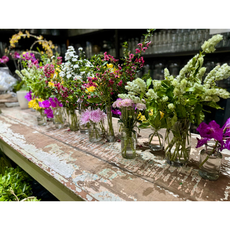 Pot-pourri de flores em garrafinhas e vasos
