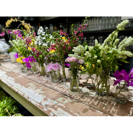 Pot-pourri de flores em garrafinhas e vasos