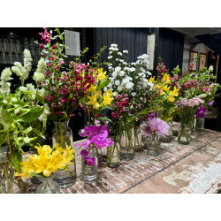 Pot-pourri de flores em garrafinhas e vasos
