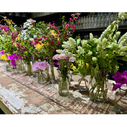 Pot-pourri de flores em garrafinhas e vasos