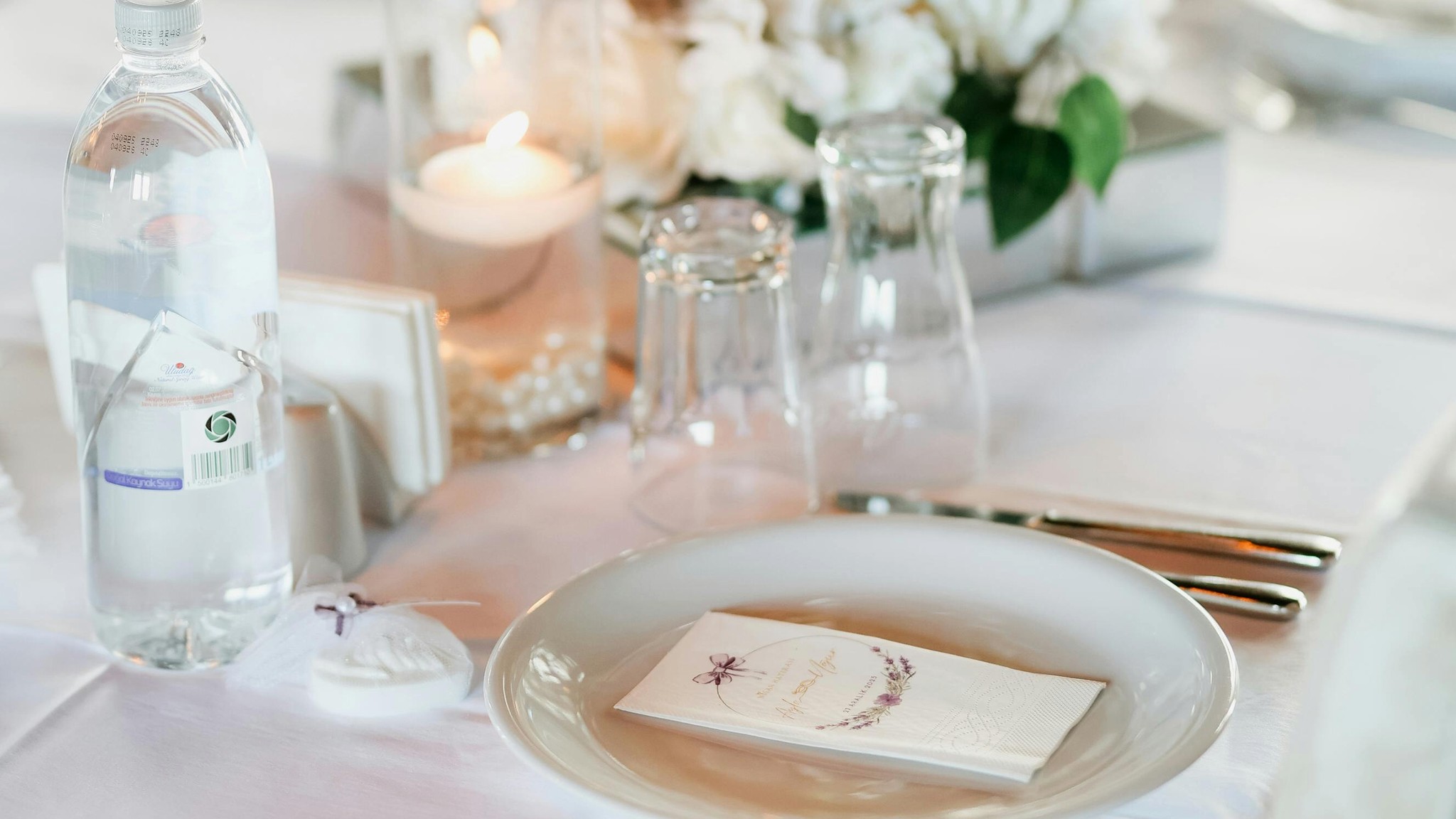 Mesa posta para evento elegante