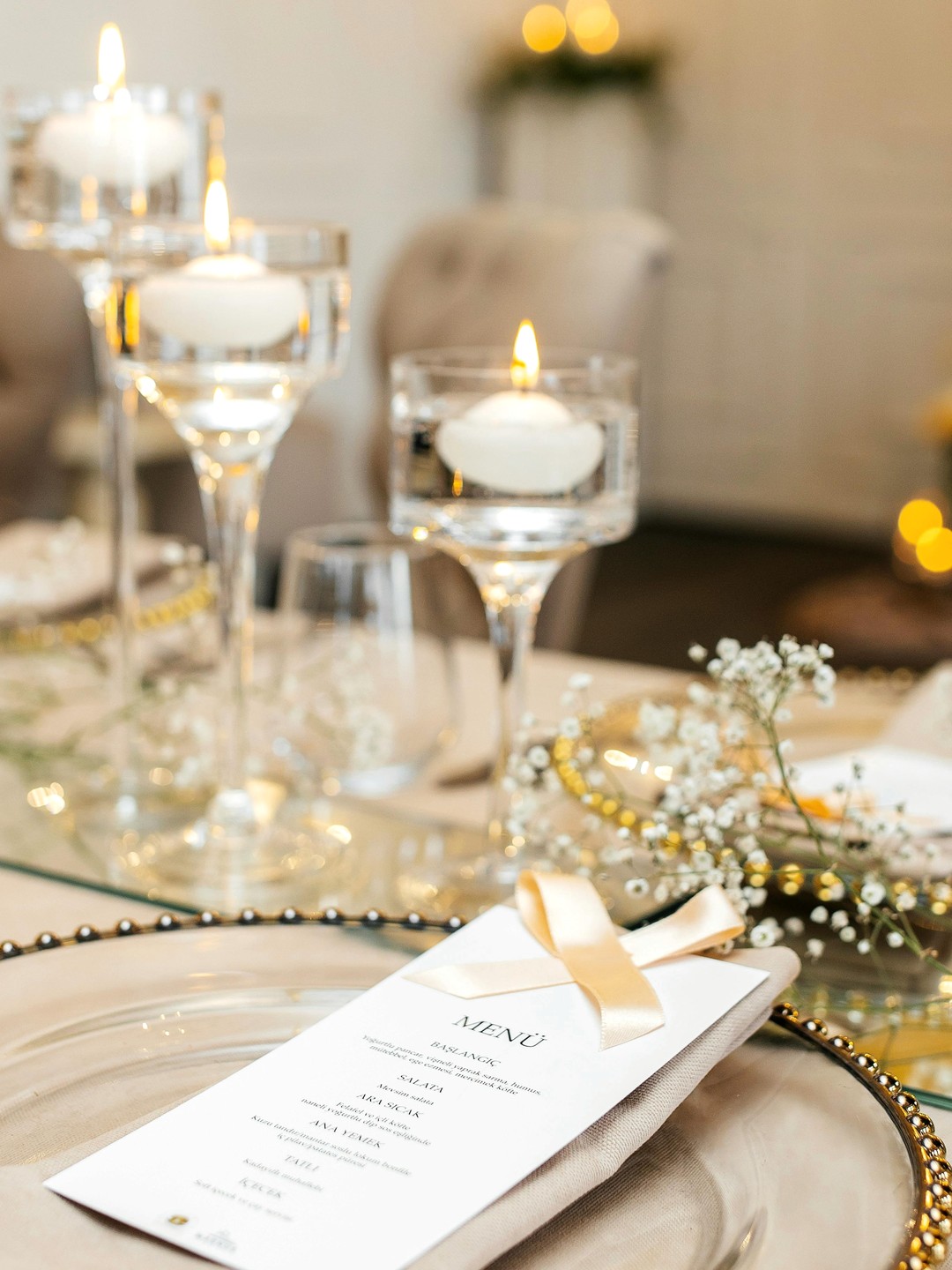 Mesa com velas e menu